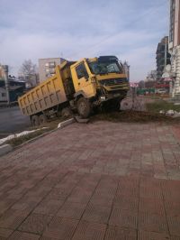 Грузовик с песком сбил столб и едва не въехал в многоэтажку в Барнауле