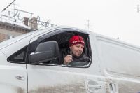 Житель Алтайского края в Новосибирске на двое суток заперся в погруженной на эвакуатор машине