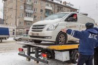 Житель Алтайского края в Новосибирске на двое суток заперся в погруженной на эвакуатор машине