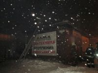 В Барнауле из-за нарушений монтажа электрооборудования сгорела крыша магазина сантехники