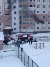 Пожарные в Барнауле не могли проехать к горящему дому из-за скопления припаркованных авто
