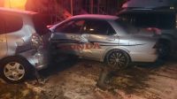 В Барнауле водитель такси разбил на стоянке три автомобиля и скрылся с места ДТП