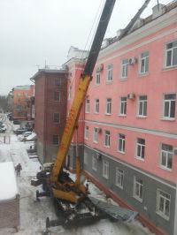 В Барнауле едва не погиб крановщик, на которого упал лист профнастила