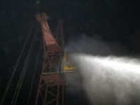 Барнаульские пожарные ночью тушили кабину высотного крана