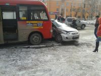 В Барнауле водитель Hyundai въехал в маршрутный автобус