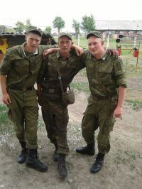 Иван Корольков (в центре) с сослуживцами