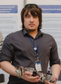 Сергей Умбетов с прототипом биомеханического робота-червяка