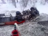 Полный топлива барнаульский бензовоз с «дьявольскими» номерами перевернулся под Бердском