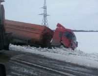В Алтайском крае многотонник не сумел разойтись со снегоуборщиком