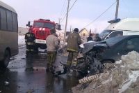 В барнаульском поселке маршрутный автобус смял Mitsubishi
