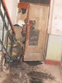 Во время пожара в бийской многоэтажке спасатели обнаружили труп женщины