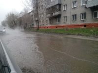 Движение на одной из барнаульских улиц парализовала горячая вода