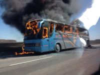 Пассажирский автобус на алтайской трассе загорелся из-за «преклонного возраста»