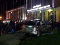 В Барнауле Infiniti и Land Cruiser едва не протаранили памятник возле АлтГУ