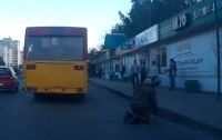 Водитель маршрутного автобуса в Барнауле едва не переехал выпавшего пассажира