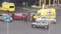 В центре Барнаула иномарка въехала в машину реанимации