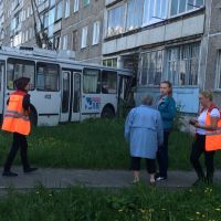 В Барнауле троллейбус протаранил балкон многоэтажки