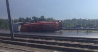 Барнаулка наполнилась топливом перевернувшегося бензовоза