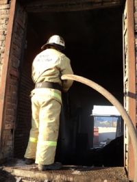 В Ленинском районе Барнаула ночью горел цех по производству комбикорма