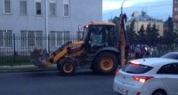 В Барнауле пешеход во время пробежки разнес кабину трактора
