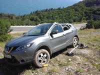 Алтайский водитель «забыл» разбитый Nissan на склоне в Крыму