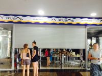 В крупнейшем ТРЦ Барнаула начались проблемы с отделкой и рухнул потолок