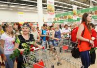 Барнаульский «Ашан» немного «подзадержал» покупателей на кассах