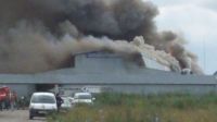 Пожар повышенного ранга сложности тушат на складе компании «Алтайагрохимия» в Барнауле