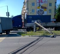 Часть Бийска едва не лишилась Интернета и телефона из-за неповоротливой фуры