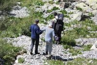 В Горном Алтае эвакуировали пожилого туриста, выжившего в горах после падения