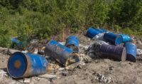 Барнаульцы обнаружили на свалке 20 бочек с неизвестным порошком