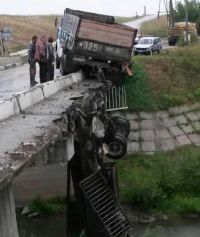 На Алтае грузовик повис на мосту из-за пьяного водителя