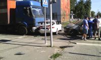 В центре Барнаула Camry оказалась сплющенной между фурой и легковушкой