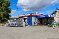 «Такой вот свет в конце тоннеля»: бийчан возмутила лавка надгробий прямо на остановке