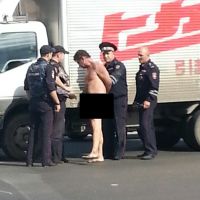 В центре Барнаула обнаженный мужчина забрался под грузовик