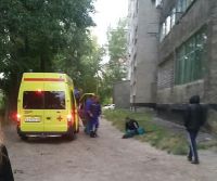 В Барнауле женщина выпала из окна многоэтажки