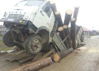 В алтайском селе под тяжестью лесовоза развалился мост