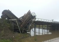 В алтайском селе под тяжестью лесовоза развалился мост