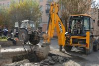 В Барнауле энергетики сняли новый асфальт из-за ремонта теплотрассы