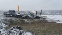 На алтайской трассе «МАЗ» оказался в кювете из-за выпавшего снега