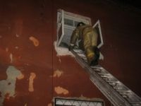 Трое жителей Бийска пострадали при пожаре в многоквартирном доме