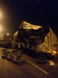 На алтайской трассе столкнулись два грузовика и микроавтобус