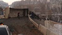 В Алтайском крае водитель «КамАЗ» засыпал всю трассу семечками