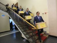 Алтай и Новосибирск собрали более 100 тысяч подписей против «налога на капремонт»