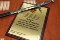 Алтайскому депутату вручили холодное оружие за укрепление мощи России