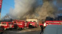 Склад с матрасами загорелся в Индустриальном районе Барнаула
