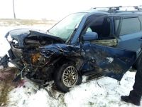 В лобовом столкновении на алтайской трассе чудом остались живы оба водителя