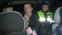 На Алтае рецидивист с пистолетом взял в заложники двоих горожан