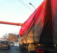 Большегруз не вписался в ограничительную рамку на Старом мосту в Барнауле