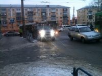 В Барнауле пассажирский автобус въехал в черный Hummer